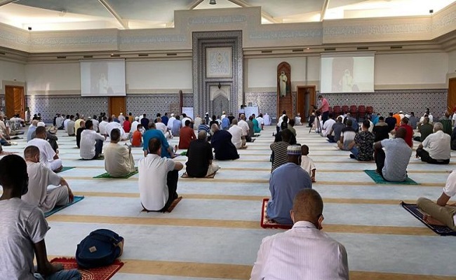 بالجزائر الصلاة وخطبة الجمعة في 15 دقيقة وتجمعات التطبيل لدستور تقام لساعات طويلة