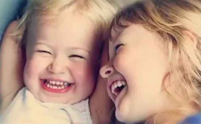 تعرّفي على أسباب ضحك رضيعكِ وأهميّته...