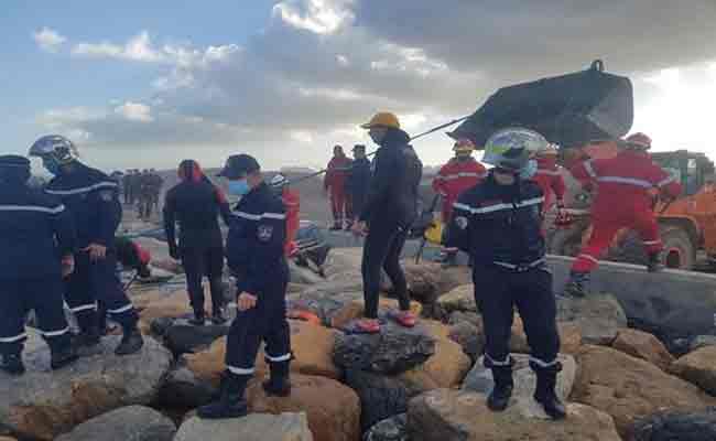 إنقاذ 6 بحارة و البحث جاري عن ثلاثة آخرين مفقودين بعد غرق سفينة صيد في خليج الجزائر