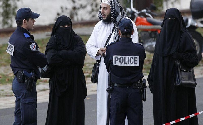 دعوات لماكرون لوقف اضطهاد المسلمين