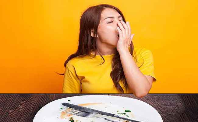 لماذا يمكن أن تشعروا بالتعب بعد الأكل؟ أسباب بسيطة وأخرى تتطلّب استشارة طبيّة