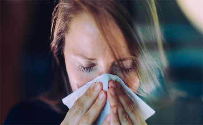 كيف يمكن أن تفرّقوا بين اعراض فيروس كورونا ونزلات البرد؟...