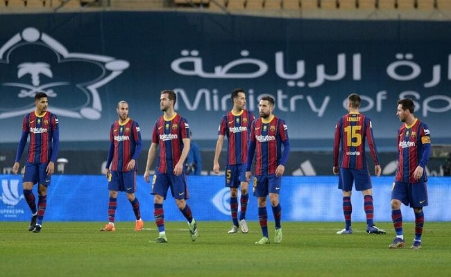 برشلونة لم يدفع أجور لاعبيه منذ الصيف الماضي