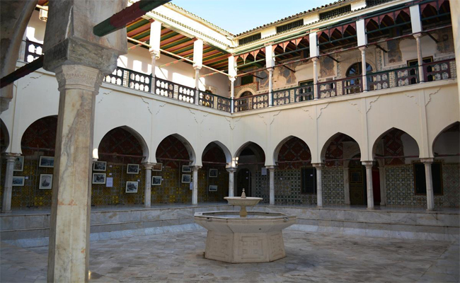 قصر أحمد باي بقسنطينة يحتضن صالون السياحة و الثقافة بمشاركة عشرين عارضا جزائريا...