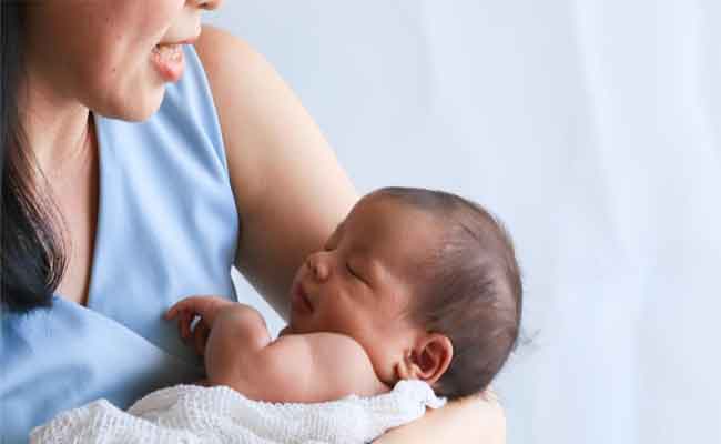 طفلك الرضيع بحاجة للإحساس بحنانك...إليك 5 طرق لتغذية هذا الشعور لديه