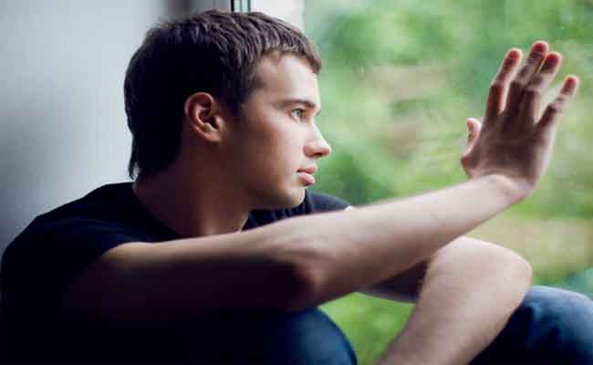 هل ابنكم المراهق يميل الى العزلة؟ اليكم الأسباب النفسيّة لهذه الحالة...