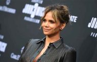 هالي بيري تلتقي مع مارك والبيرج في فيلم الجاسوسية 