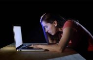 مخاطر عديدة تواجه المراهق عند استخدام الانترنت...ما دور الاهل في هذا المجال؟