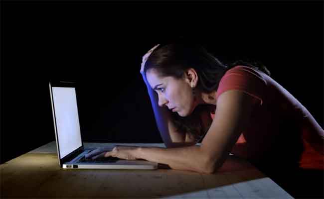 مخاطر عديدة تواجه المراهق عند استخدام الانترنت...ما دور الاهل في هذا المجال؟
