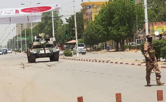 الجيش التشادي يحل الحكومة والبرلمان ويغلق الحدود