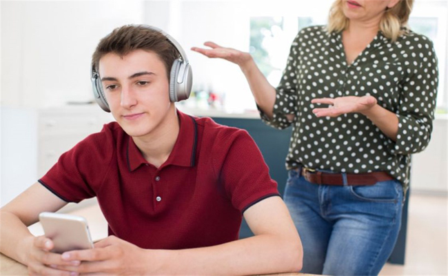اذا لاحظتم هذه العلامات على طفلكم...فهذا دليل أنّه دخل في مرحلة المراهقة!