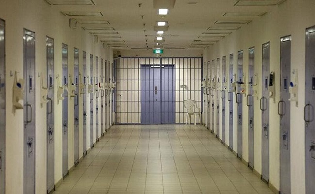 وفاة أكثر من 2700 سجين بكورونا