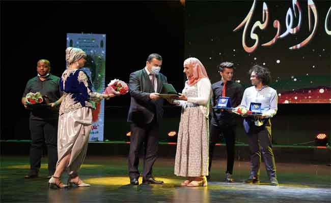 توزيع الجوائز على المتوجين بجائزة رئيس الجمهورية للمبدعين الشباب علي معاشي ال15 في فئات الموسيقى والأدب و السينما والمسرح...
