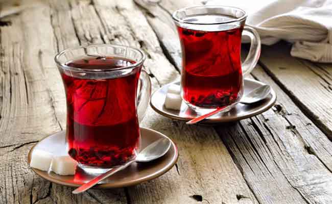 هل يفيد شرب الشاي الساخن في الصيف؟
