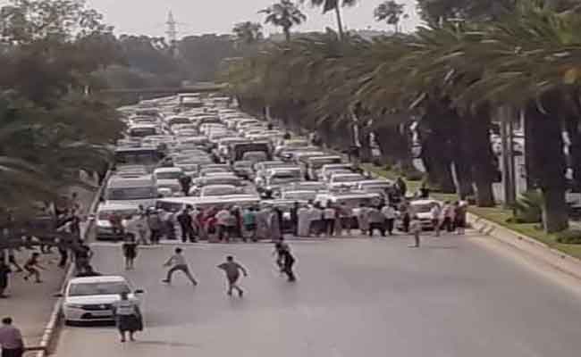 أزمة المياه تدفع مواطنين لغلق طريق المطار بالعاصمة
