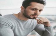 مراد بوز يقف أمام توبا بويوكستون في 