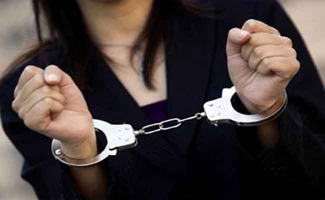 سطو فتاتين و شريكهما على منزل محامية بعد تكبيلها وتصويرها عارية ببرج البحري