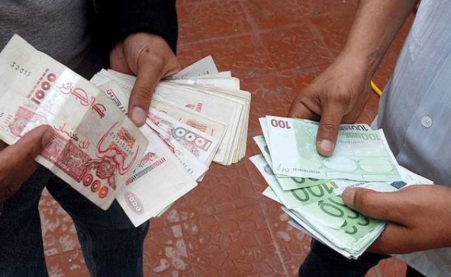 انخفاض الطلب على المحروقات الجزائرية يسرع من انهيار الدينار