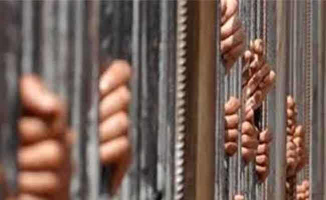 حبس 5 أشخاص متهمين في جريمة قتل