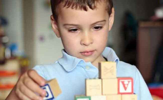 تأخر الكلام من أعراض التوحد...متى يتكلم الطفل التوحدي؟