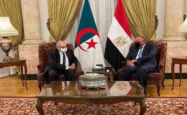لعمامرة و نظيره المصري يستعرضان علاقات التعاون و آفاق تعزيزها