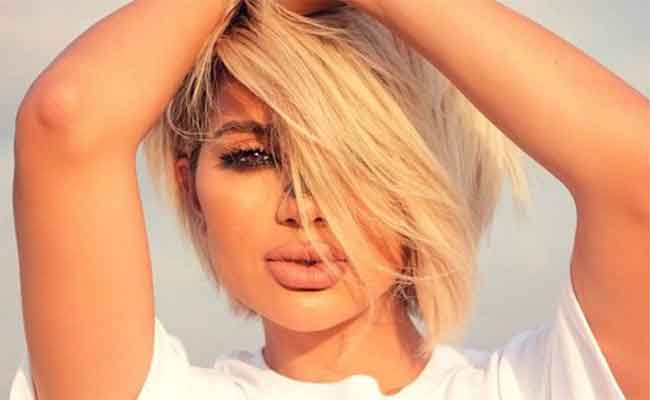 بالحجاب و اطلالة بيضاء...مايا دياب تهدي بلدها