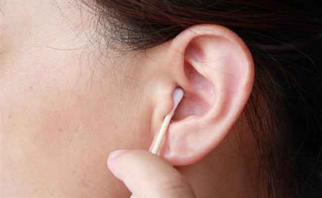 3 أخطاء تقومون بها أثناء تنظيف الأذنين...احذروها!