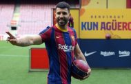 الإصابة تبعد أغويرو عن برشلونة...