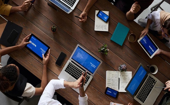 خبراء تكنولوجيا يقدمون قدرات تقنية للمستخدمين خارج الأقسام...