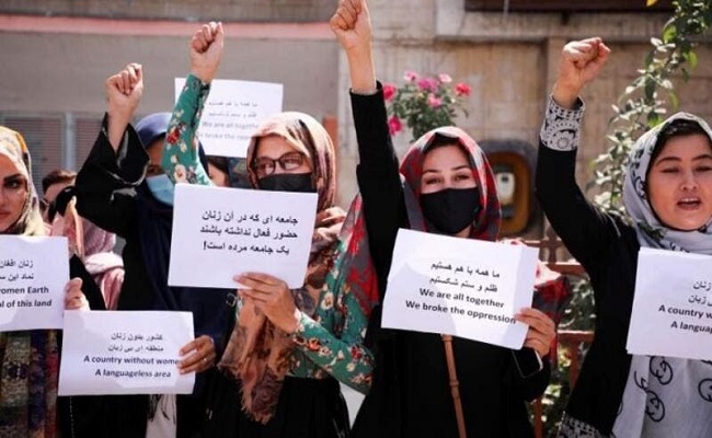 طالبان تطلق قنابل الغاز لتفريق تظاهرة نسائية