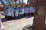 وقفة احتجاجية للممرضين تعرض زميلتهم للضرب بأدرار