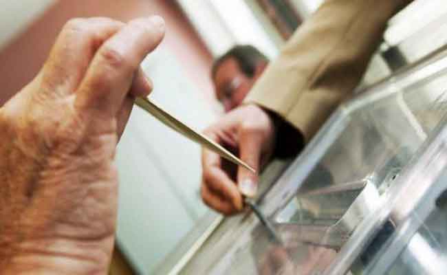 استفادة المترشحين من تمديد آجال إيداع استمارات اكتتاب التوقيعات الفردية و التصديق عليها