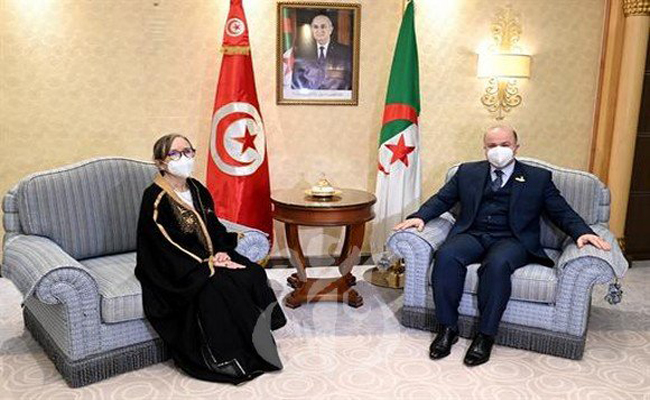 الوزير الأول يجري محادثات مع نظيرته التونسية بالرياض
