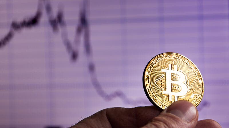 العملات الرقمية تنخفض بشكل طفيف...