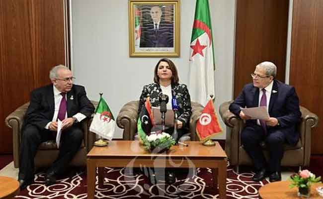 لعمامرة يجري لقاء تشاوريا مع نظيريه من تونس و ليبيا