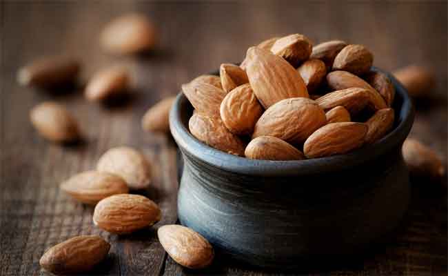 كيف تستفيد الحامل من تناول اللوز يومياً؟