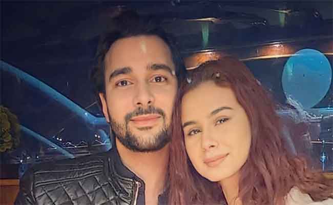 منة عرفة ومحمود المهدي ينهيان زواجهما قبل أيام من حفل الزفاف...
