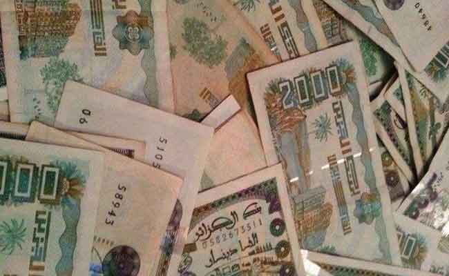 تفكيك عصابة إجرامية تحترف تزوير العملة من فئة 2000 دج بتيارات