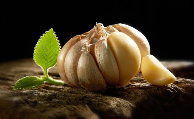 8 أسباب تدفعك لأكل الثوم على الريق...