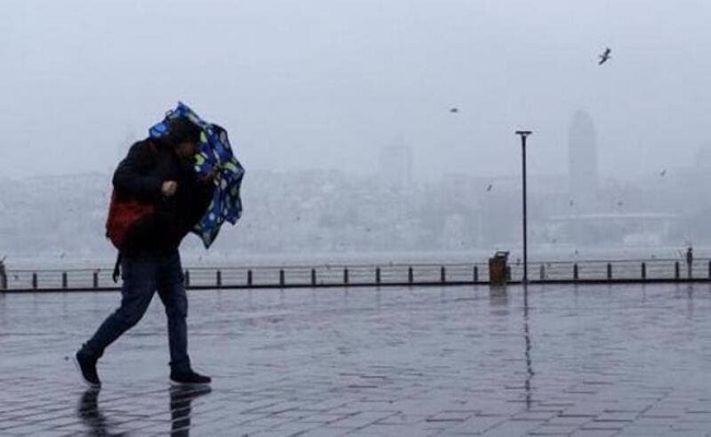 قتلى وجرحى ودمار في عاصفة ضربت إسطنبول