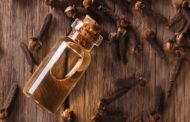 كيف يساعد القرنفل على فرد الشعر؟