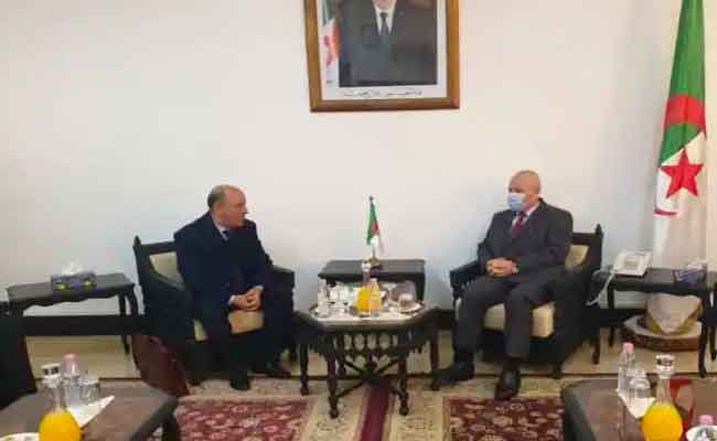 استقبال وزير العمل لعدد من نواب الشعب و يعدهم بالتكفل بإنشغالاتهم