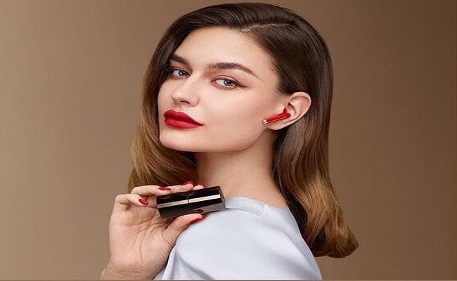 هواوي تطلق سماعات HUAWEI FreeBuds Lipstick بتصميم مستوحا من أحمر الشفاه...