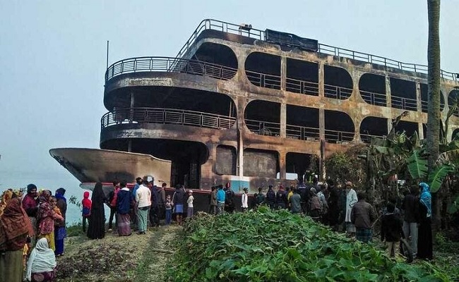 مصرع 32 شخصا بحريق عبّارة في بنغلادش
