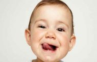 هل تعلمين لماذا يُخرج رضيعك لسانه من فمه؟