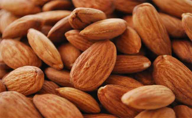 كيف تستفيد الحامل من تناول اللوز يومياً؟