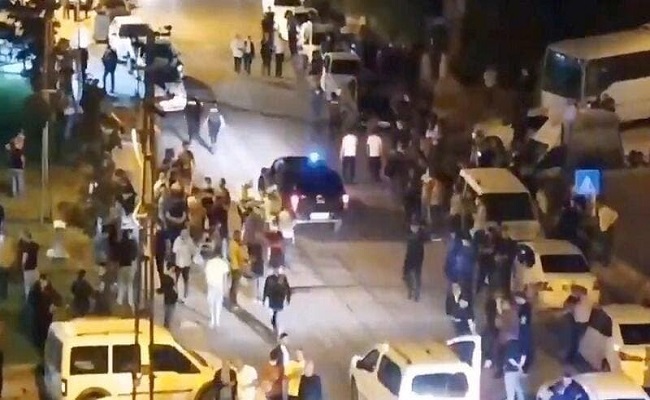 العنصرية أتراك يهاجمون مركزا للتسوق مملوك للاجئين سوريين