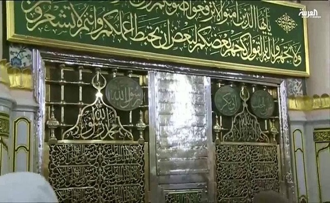 السعودية تمنع النساء من زيارة قبر الرسول