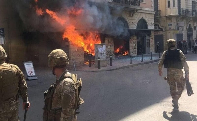 محتجون يهاجمون أحد فروع مصرف لبنان