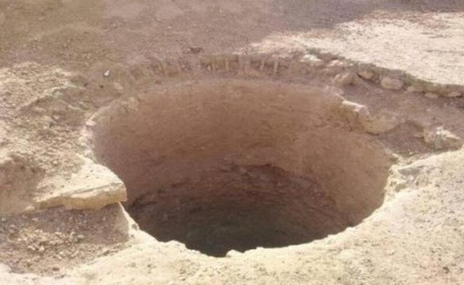 بكاء رضيعة يقود لإنقاذها من داخل بئر